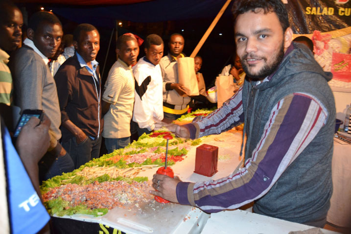Umunyapakistani wamurikaga ibikoresho byo mu gikoni asobanura uko akora.