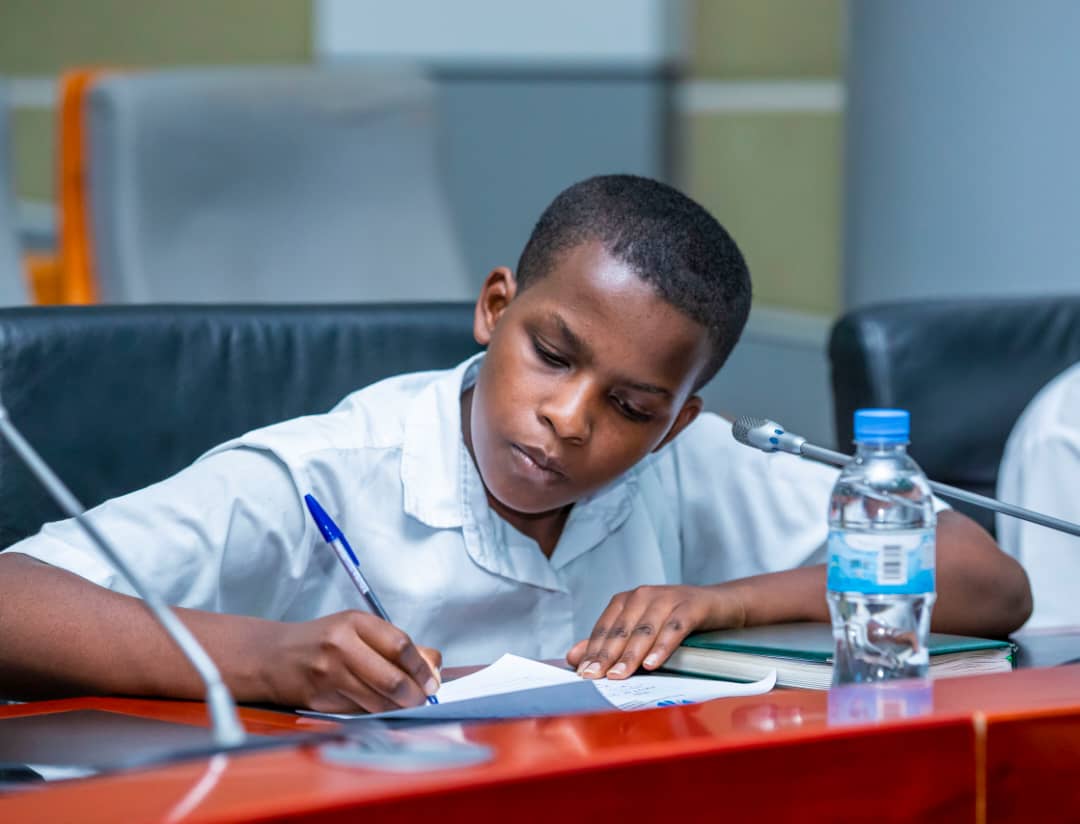 Umunyeshuri akurikirana amasomo ajyanye n'Ubumenyi bw'Isanzure yahabwaga na RSA