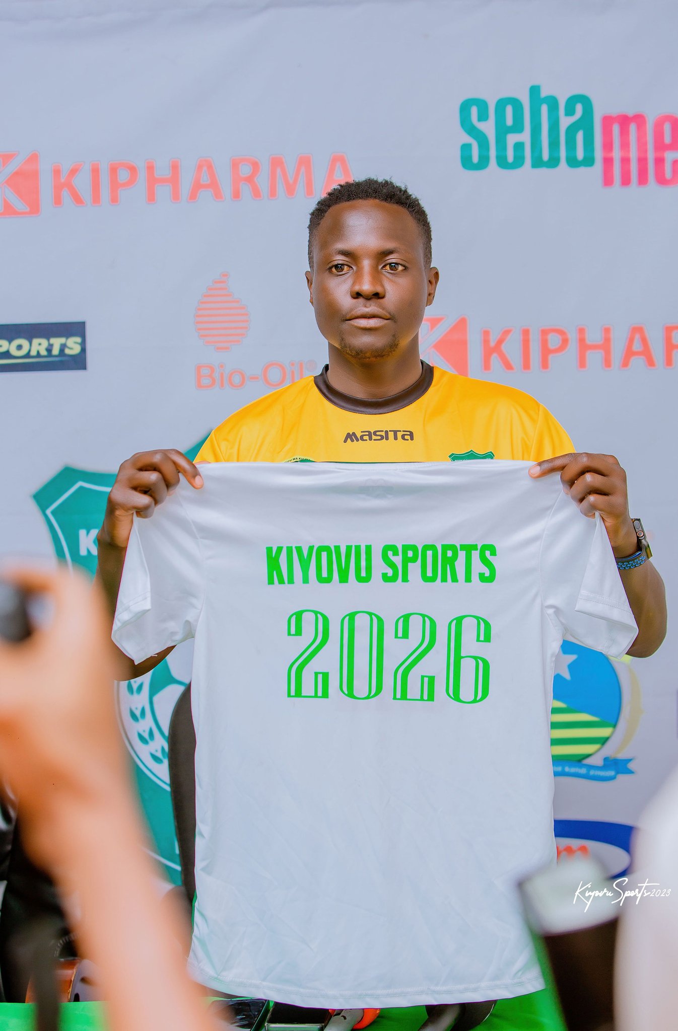 Umunyezamu Emmanuel Kalyowa na we yasinyiye Kiyovu Sports amasezerano y'imyaka itatu, avuga ko afite intego y'uko atagomba kwinjizwa ibitego birenze 16 mu mwaka