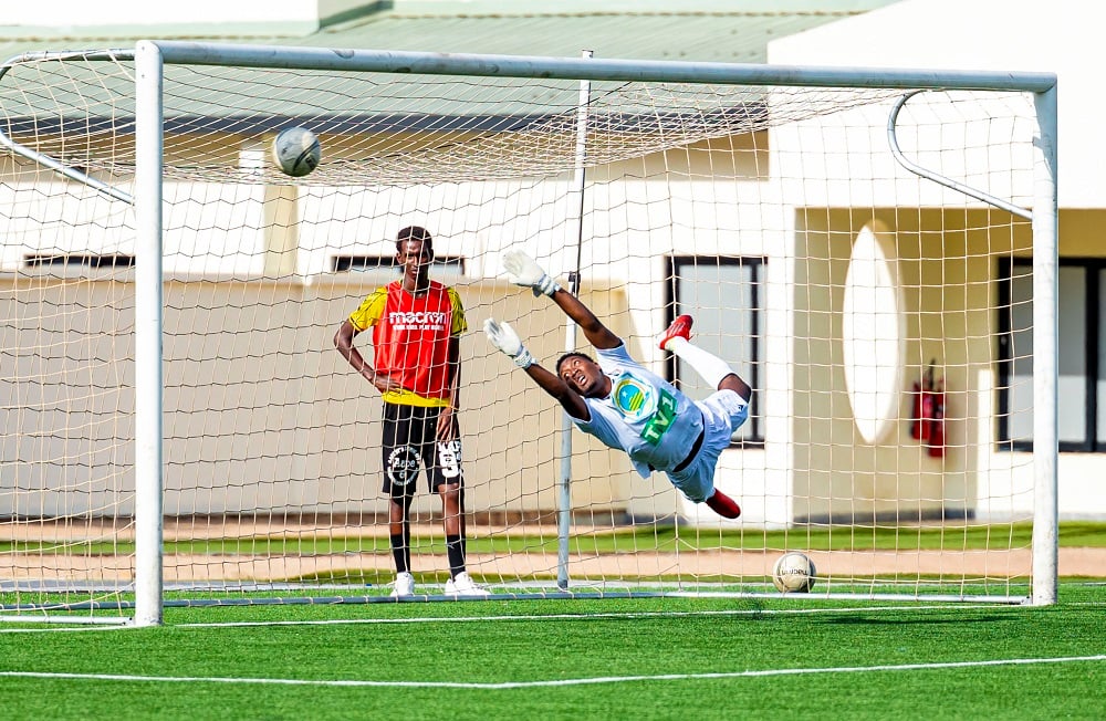 Umunyezamu wa Gasogi United akurikira umupira wari utewe na Rukundo Abdul Rahman ukavamo igitego