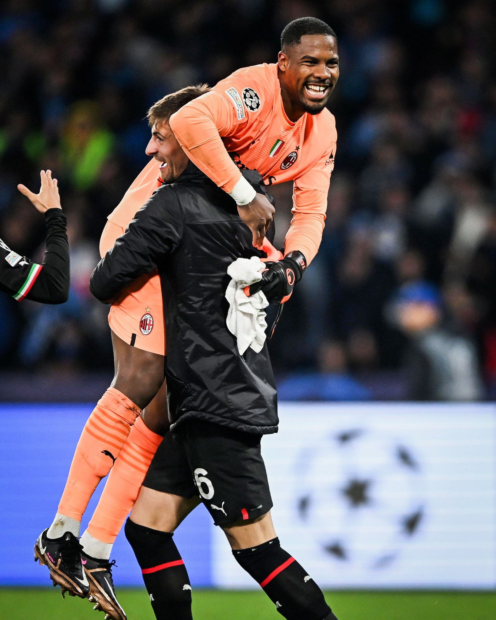 Umunyezamu Mike Maignan yakuyemo penaliti yafashije Milan AC