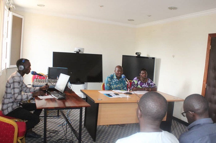 Umuyobozi w'akarere yakira ibitekerezo by'abaturage kuri radio na telefoni