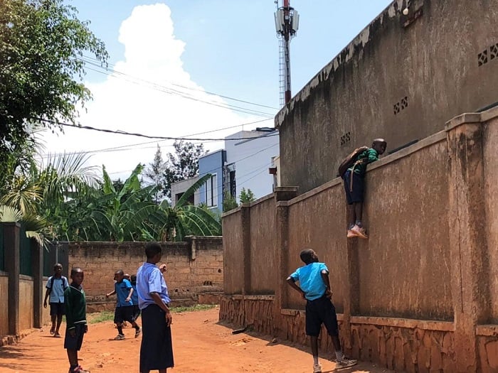 Uyu arimo arurira igipangu cy'abandi agiye gukuramo umupira batayemo