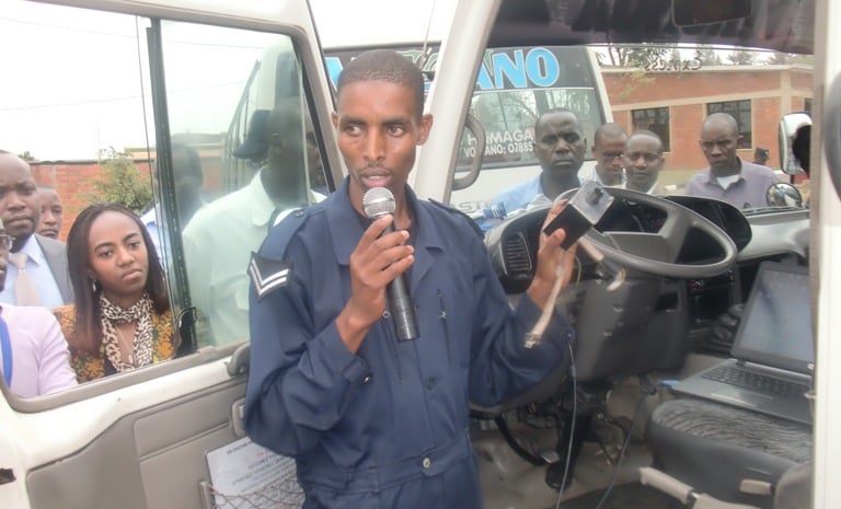 Umupolisi usobanura uko isuzuma ry'ikoreshwa rya speed governor rizajya rikorwa muri controle technique