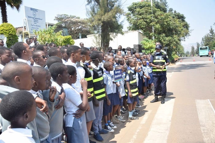 Umupolisi yigisha abanyeshuri imikoreshereze y'umuhanda