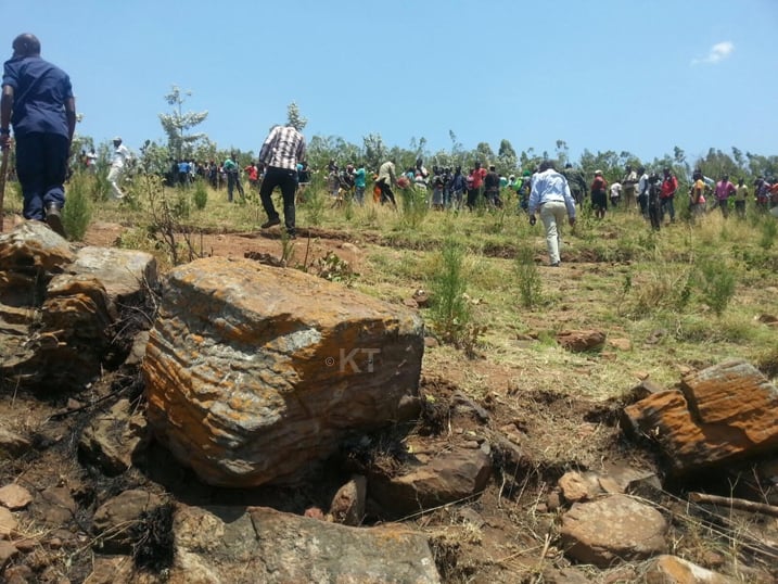 Abaturage n'abashinzwe umutekano bafatanyije gushaka umurambo we