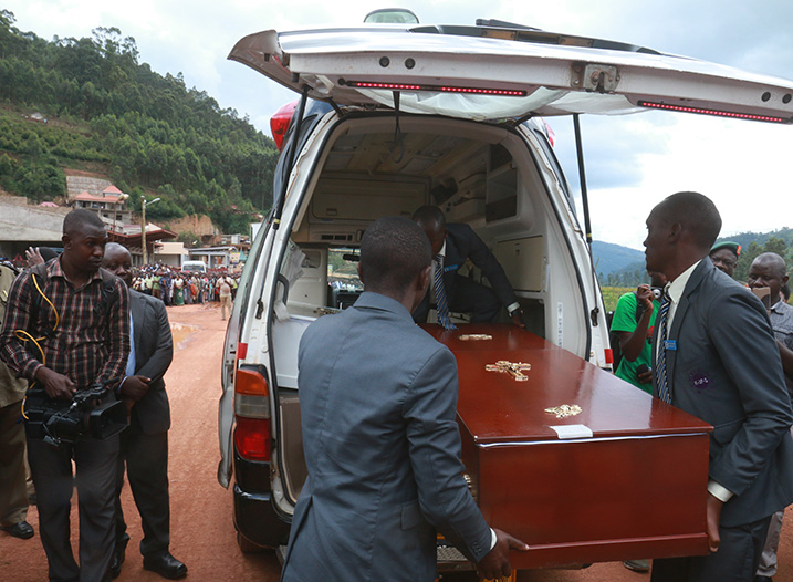 Umurambo w'Umunyarwanda aha wari urimo ukurwa mu modoka yo muri Uganda yawuzanye