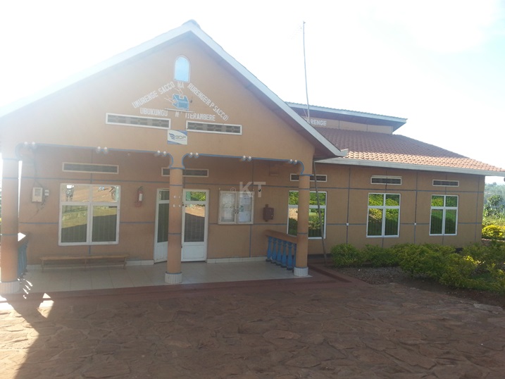 Umurenge SACCO kubegera hafi mu cyaro ngo byatumye bajijukirwa no kubitsa.