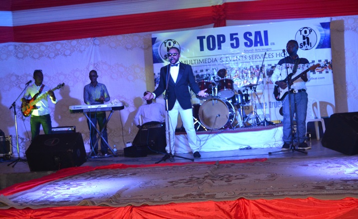 Umuririmbyi El Pedro wo mu Burundi yasusurukije abantu asubiramo indirimbo z'abaririmbyi batandukanye nka R Kelly.