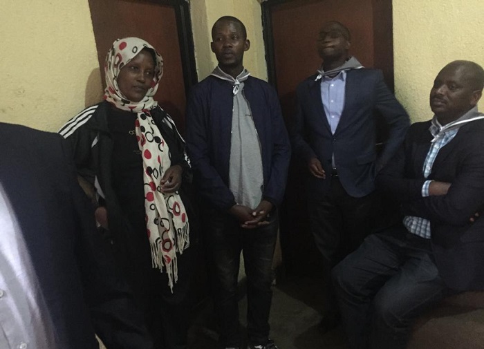 Kiyobe Louise (umubyeyi wambaye igitambaro mu mutwe) yahawe umuriro w'amashanyarazi yishimira kuva mu icuraburindi
