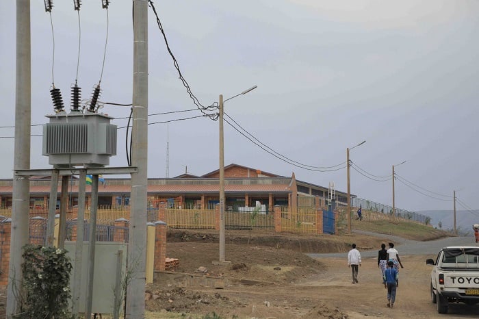 Ahagejejwe imiyoboro y'amashanyarazi abahatuye basabwa kwirinda kuyikinisha no kurira amapoto kuko byateza impanuka