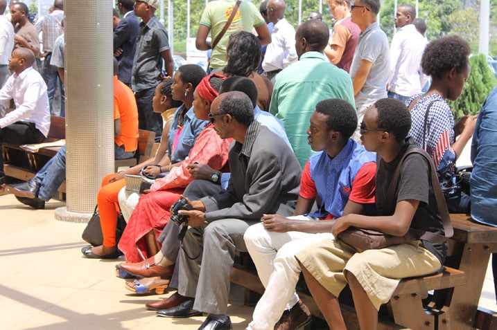 Umuryango wa Arthur ku kibuga cy'indege waje kumwakira.