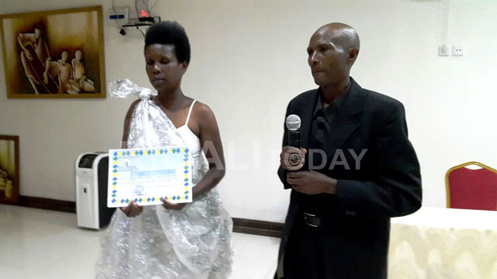 Umuryango wa Nyiramana n'umugabo we bari mu igomba guhembwa kuko wagaragaje ubunyangamugayo mu mibanire yawo n'abaturanyi.