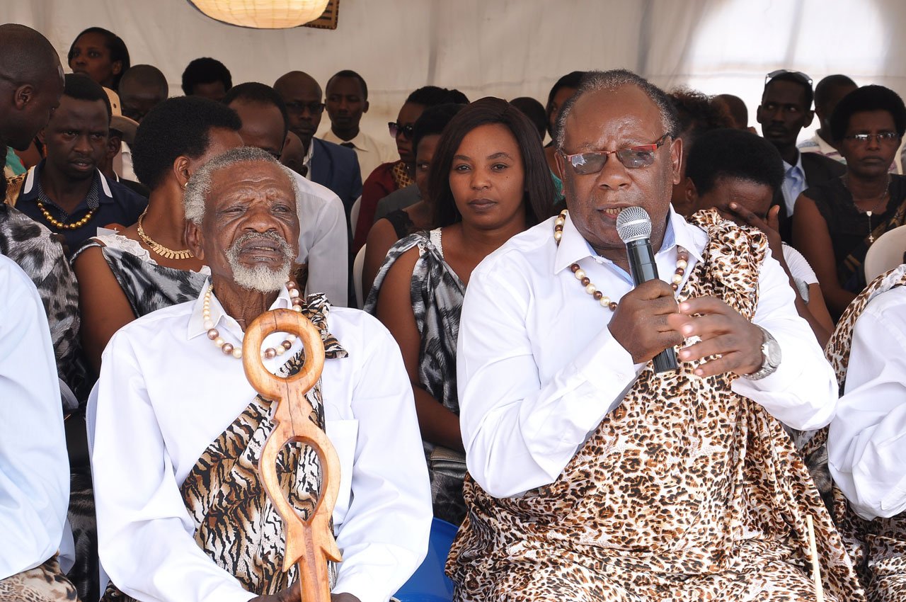 Umusaza Nkikabahizi wiyegamije inkoni mu gituza ni Sekuru wa Muganga Rutangarwamaboko.