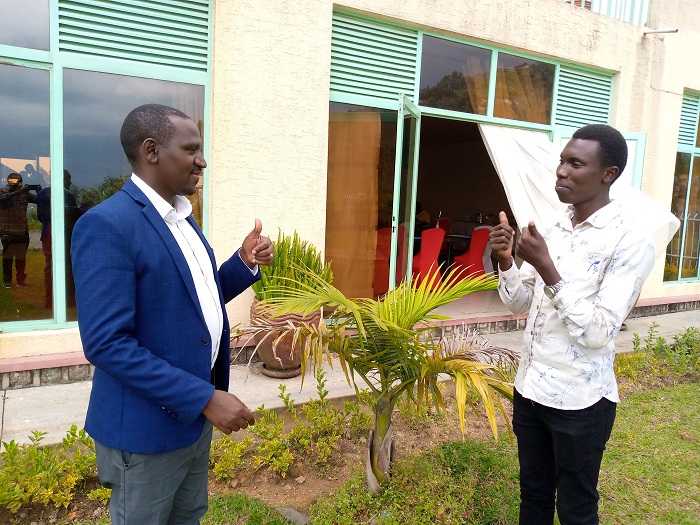 Munanira Samuel aganira n'umusemuzi we