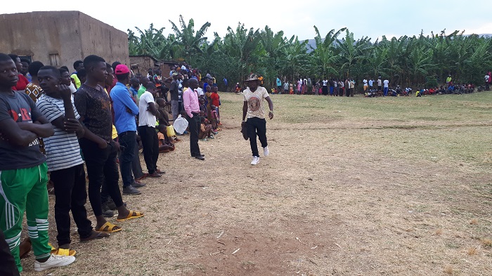 Umusifuzi wo ku ruhande agenda mu kibuga kandi agasifura ikibuga cyose. Abafana bamwe baba bihagarariye mu murongo cyangwa bakinjira mu kibuga