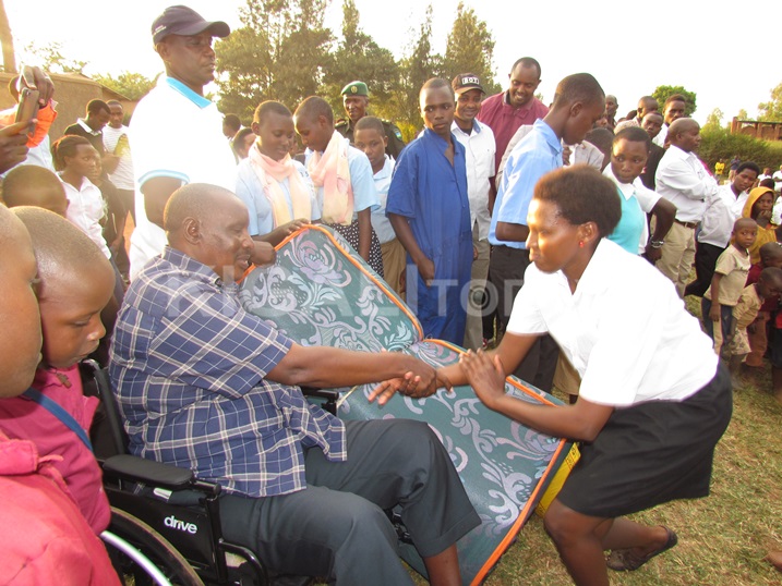 Umusirikari wamugariye ku rugamba yashimiwe n'abanyeshuri.
