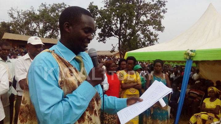 Umusizi Rwabuneza Modeste ati "aho kubara umubare wa manda turebe inyungu za rubanda."