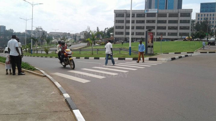 Ibinyabiziga bigomba gutegereza abanyamaguru bakambuka