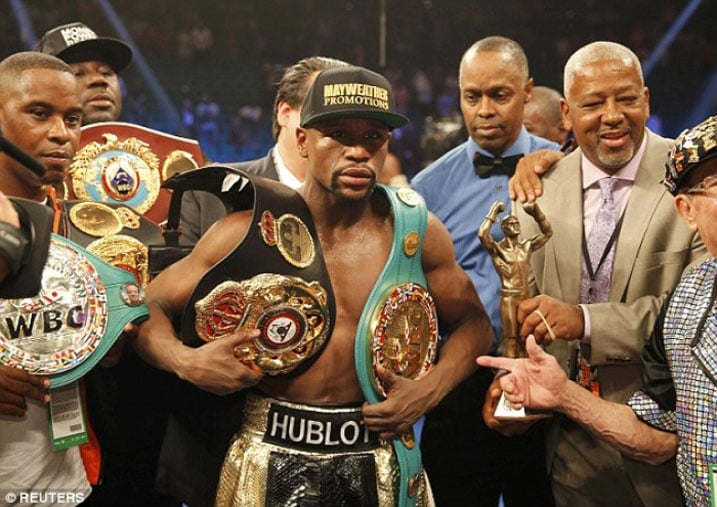 Floyd Mayweather nyuma yo gutsinda Pacquiao yahise yanikira bakinnyi ku mafaranga