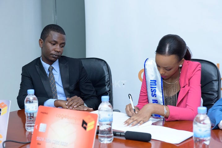 Miss Mutesi Jolly yari kumwe na Ishimwe Dieudonne, umuyobozi w'ikigo gitegura irushanwa rya Miss Rwanda ari na we umufite mu nshingano, asinya ayo masezerano.