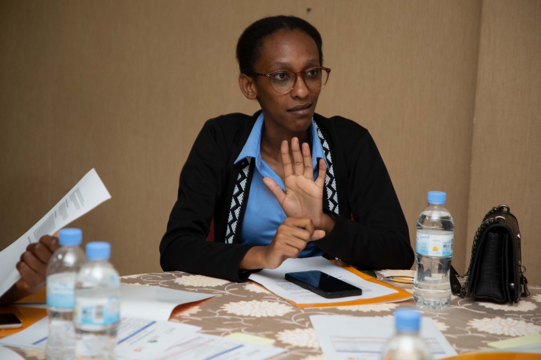 Frida Umutoniwase avuga ko kutoroherwa no kubona amakuru y
