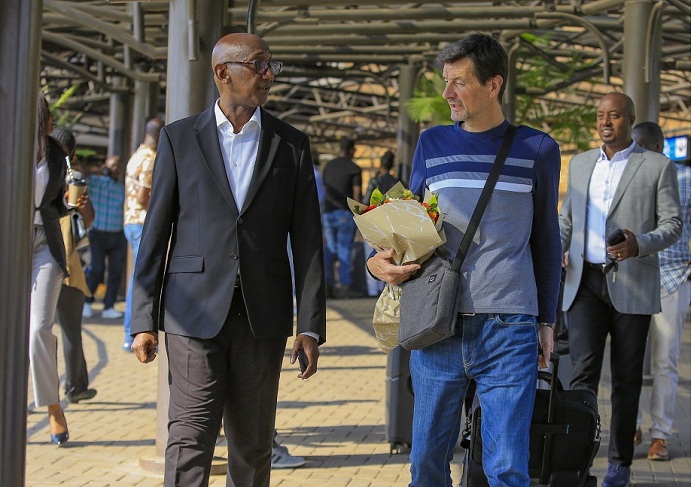 Umunyamabanga wa APR FC, Masabo Michel ubwo yaganiraga na Thierry Froger