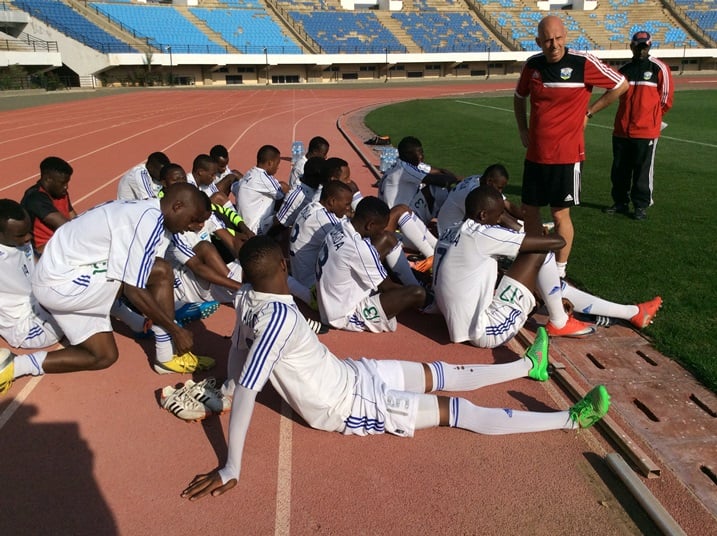 Umutoza Constantine aganira n'abakinnyi mbere yo gukina na Marooc.