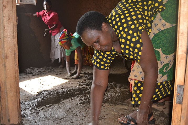 Uyu muturage yahawe umuganda wo gukurungira inzu ye.
