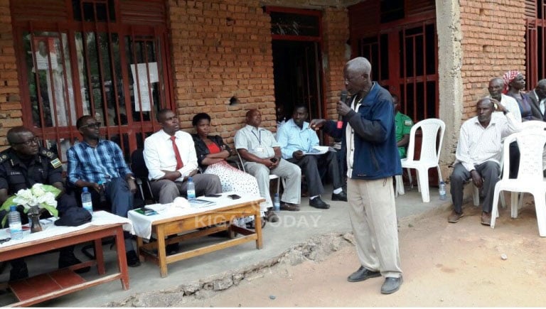 Umuturage asobanurira Guverineri n'abandi bayobozi ikibazo cy'amakimbirane gihari 
