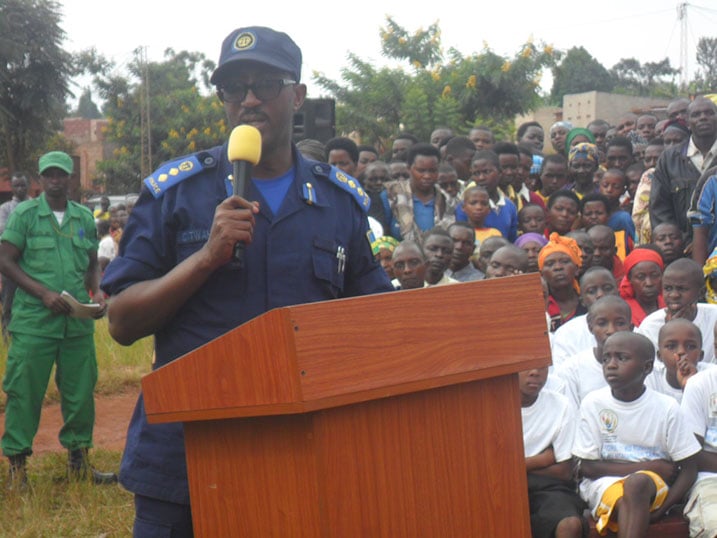 CSP Twahirwa avuga ko imbwa zihunahuna zizifashishwa mu guca burundu ibiyobyabwenge.