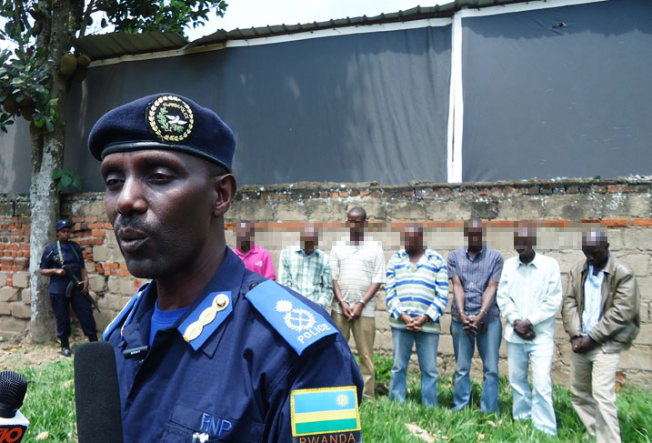 Umuvugizi wa Polisi, ACP Damas Gatare. Abafashwe bari inyuma ye.