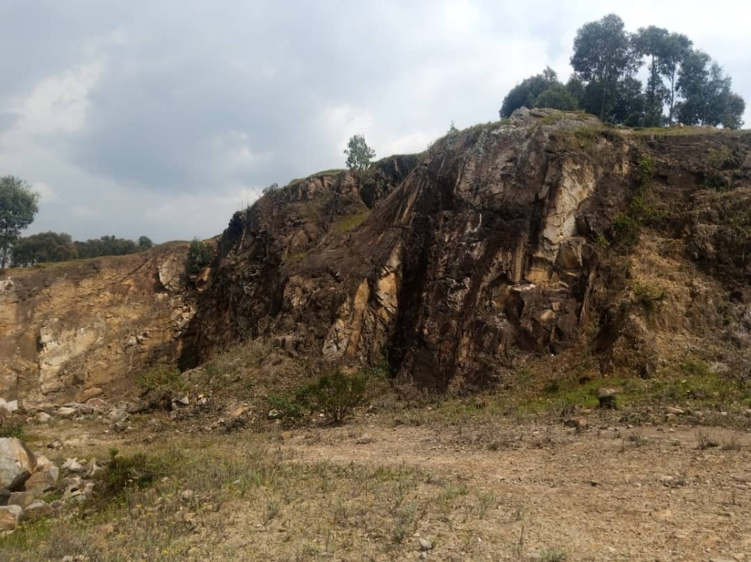 Ikirombe cyifashishwaga mu gucukuramo amabuye yo kubakisha umuhanda, Base-Kirambo-Butaro abaturage bagaragaza ko ari cyo cyatumye bajya mu manegeka