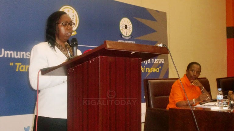 Umuvunyi mukuru Aloysie Cyanzayire avuga ko hagomba gukorwa ubukangurambaga butuma abatanga amakuru kuri ruswa biyongera