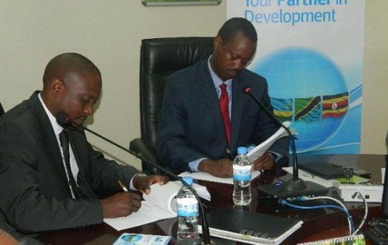 Umuyobobozi wa EADB Mwesigye na Kayonga wa BRD basinyana amasezerano y