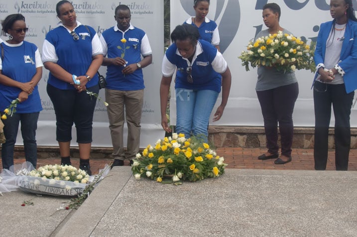 Umuyobozi Mukuru wa BK, Dr Diane Karusis, ashyira indabo aharuhukiye imibiri y'abazize Jenoside.