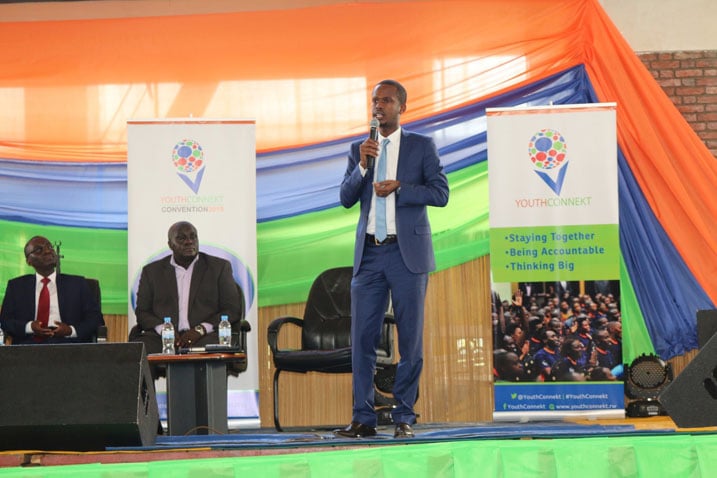 Umuyobozi Mukuru Wungirije wa CMA, Eric Bundugu, aganiriza urubyiruko.