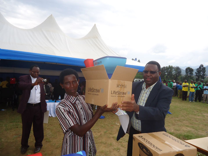 Umuyobozi Mukuru Wungirije wa RBC, Dr Ngirabega Jean de Dieu, ashyikiriza umwe muri abo baturage ibikoresho.