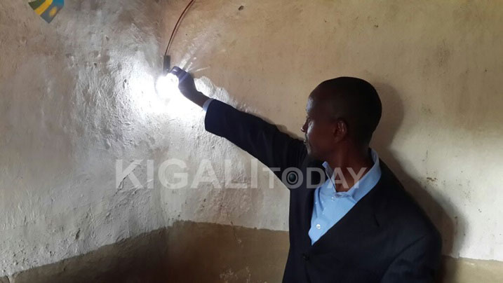 Rwamurangwa ageza ku baturage ingufu z'amashanyarazi akomoka ku mirasire y'izuba.