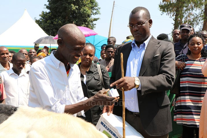 Umuyobozi w'akarere ka Huye ashyikiriza inka umwe mu bagenerwabikorwa ba LVEMP II