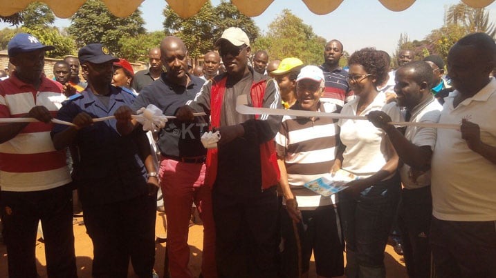 Ubuyobozi bw'Akarere ka Huye bufungura ku mugaragaro imihanda abatuye ku Itaba bitunganyirije.
