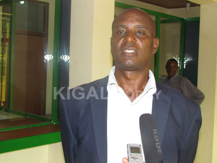 Umuyobozi w'Akarere ka Kayonza, John Mugabo, avuga ko akarere kadafite inshingano yo kwishyura abakoreye amakomini ko ahubwo icyo kibazo kireba MINICOFIN.