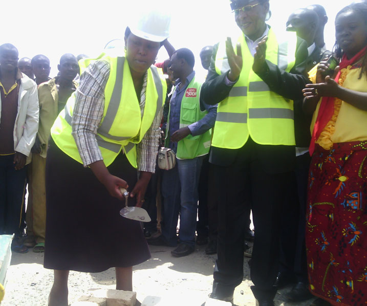 Nyuma yo gushyiraho ibuye ry'ifatizo, mayor Mutakwasuku yasabye impande bireba kudazadindiza imirimo yo kubaka gare ya Muhanga.