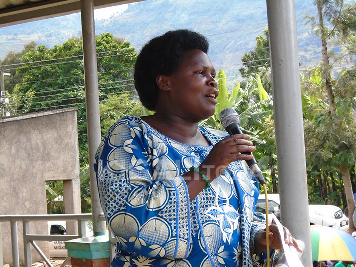 Umuyobozi w'Akarere ka Musanze asaba abagore baharitswe kudatikura bapfa umugabo.