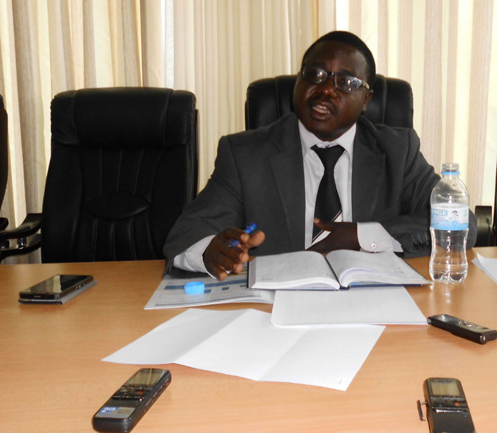 Umuyobozi w'Akarere ka Nyaruguru Habitegeko Francois yizeza ko bitarenze umwaka wa 2016 umuhanda Huye-Nyaruguru uzaba watangiye gushyirwamo kaburimbo.