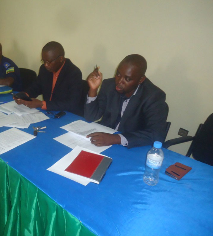 L-R: Nzeyimana Oscar wari umuyobozi w'Akarere ka Rusizi, na Bayihiki Basile wari umuyobozi wungirije ushinzwe imibereho myiza.