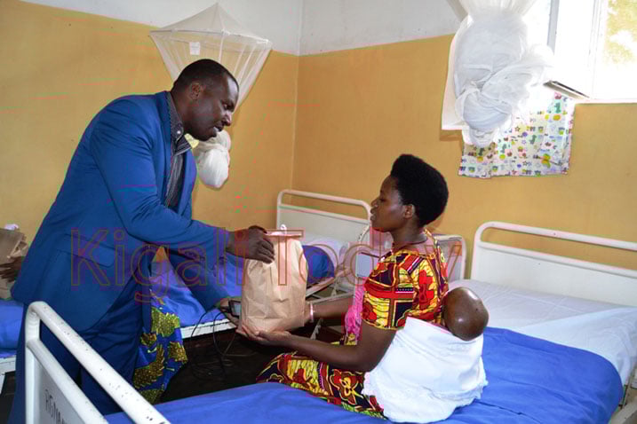 Umuyobozi w'Akarere ka Rwamagana, Uwizeyimana Abdul Kalim atanga impano ku barwayi mu Bitaro bya Rwamagana.