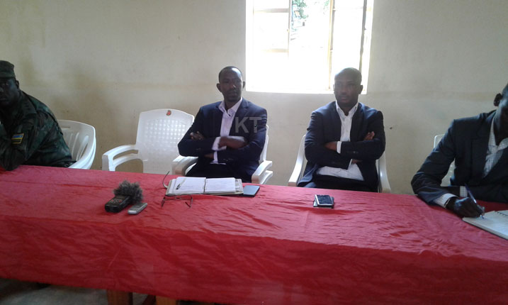 Umuyobozi w'Akarere ka Nyamasheke, Kamali A Fabien n'uhagarariye abacukuzi bemeranyijwe guhindura imikorere.