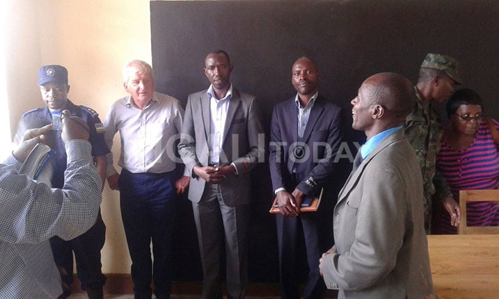 Inzego z'umutekano, David Chaplin uyobora Rwanda Aid, Kamali, uyobora Akarere ka Nyamasheke na Twagirayezu Zacharie, uyobora umurenge wa Cyato bataha ishuri.