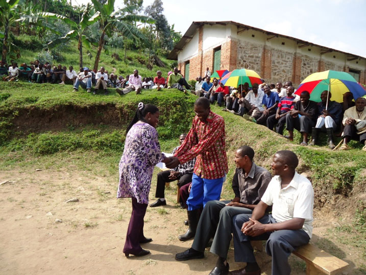 Umuyobozi w'akarere wungirije ushinzwe ubukungu aramukanya n'umwe mu basaza bo mu murenge wa Rugera aho yari yaje gukemura ibibazo by'abaturage.